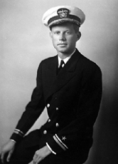 1942 wurde der junge JFK als Marineoffizier als Held gefeiert, weil er einem Kameraden bei einem Angriff der Japaner das Leben gerettet haben soll.