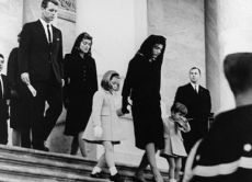 Bruder Robert Kennedy, John F. Kennedys Ehefrau Jacqueline und die gemeinsamen Kinder während der Trauerfeier am 25. November 1963