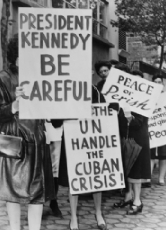 US-amerikanische Frauen der Aktivisten-Gruppe "Women Strike for Peace" ("Frauen streiken für den Frieden") protestieren im Oktober 1962 für eine friedliche Lösung der Kuba-Krise.