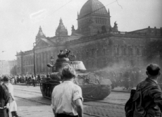 Aus einem Arbeiterstreik erwuchs ein Volksaufstand der unzufriedenen DDR-Bürger, der brutal niedergeschlagen wurde: Die Panzer der sowjetischen Armee rollten am 17. Juni in Leipzig und anderen ostdeutschen Städten ein.