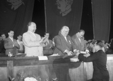 Auf ihrer Parteikonferenz im Juli 1952 beschloss die SED, den Aufbau des sozialistischen Systems nach dem Vorbild der UdSSR voranzutreiben. Vorne links im Bild sieht man den "SED-Führer" Walter Ulbricht, in der Mitte Wilhelm Pieck, den Präsident der DDR.