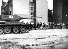Ein sowjetischer Panzer rollt am 17. Juni 1953 in der Schützenstraße in Ost-Berlin ein.