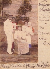 Weihnachtskarte von J.R.R. Tolkiens Mutter Mabel aus dem Jahr 1892, die ein Foto der Familie zeigt. Rechts im Bild sieht man den kleinen Tolkien als Baby.