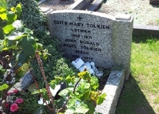 Grabstein von J.R.R. und Edith Tolkien auf dem Wolvercote Cemetery in Oxford. Darunter stehen die Namen Beren und Lúthien, die beiden Liebenden aus den Erzählungen von Tolkien, die ein Symbol für die Liebe bis über den Tod hinaus sind.