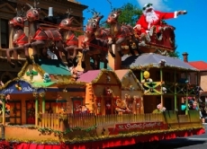 Eine bunte Weihnachtsparade im sommerlichen Australien