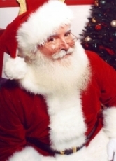 Das klassische nordamerikanische Bild von Santa Claus: ein alter Mann mit Bart im rot-weißen Mantel und Weihnachtsmütze