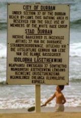 Dieses Schild am Strand von Durban stammt aus dem Jahr 1989, dem Ende des Apartheid-Regimes. Dort steht: "This bathing area is reserved for the sole use of members of the white race group." - "Badegegend nur für Angehörige der weißen Rasse."