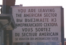 Grenzschild der Zone zwischen West- und Ostberlin am Checkpoint Charlie.