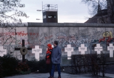 Berliner Mauer 1990: Die Kreuze erinnern an die Opfer, die an der Ost-West-Zone getötet wurden.