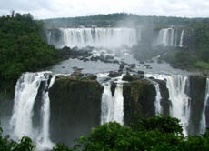 Die "Iguazú-Wasserfälle", an der Grenze zu Argentinien gelegen, zählen zu den größten Wasserfällen der Welt.