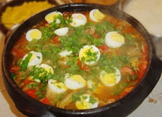 Besonders berühmt ist die "Bahianische Küche" mit Gerichten wie dem abgebildeten Eintopf "Moqueca Baiana", dessen wichtigste Zutaten Fisch und Kokosmilch sind.