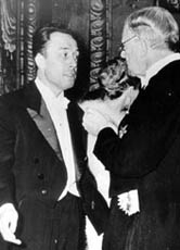 1957 verlieh man Camus den Nobelpreis für Literatur. Besonders sein erster Roman "Der Fremde" gilt heute als Klassiker.