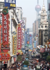 In China existieren neben dem Gregorianischen Kalender ein Sonnen- und ein Lunisolar- kalender. In der volkstümlichen Zählung verfügen die Jahre ebenso über einen Tiernamen, der mit einem der fünf Elemente kombiniert wird. Bild: Straße in Shanghai