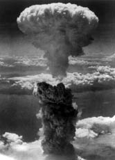 Die USA erzwangen mit dem Abwurf von Atombomben auf Hiroshima und Nagasaki die japanische Kapitulation, mehr als 100.000 Zivilisten mussten jeweils sterben.