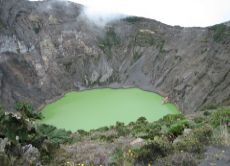 Der Vulkan "Irazú" ist aktiv und unberechenbar. 1994 brach er das letzte Mal aus. Sein Krater ist mit Wasser vollgelaufen, welches aufgrund seiner chemischen Zusammensetzung in kräftigem Grün schimmert.