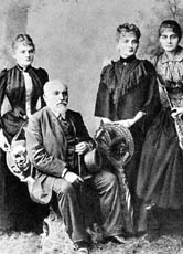 Dieses Bild um 1890 zeigt den Vater Wladyslaw Sklodowski mit seinen Töchtern Marie, Bronislawa und Helena (von links nach rechts).