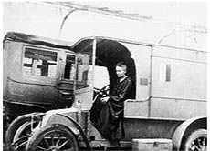 Marie Curie 1915 am Steuer eines Röntgenwagens: Während des Ersten Weltkriegs machte sie sich dafür stark, dass die Röntgenstrahlung zur Untersuchung der Soldaten eingesetzt wird.
