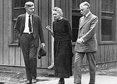 Marie Curie im Jahr 1920 beim Besuch der Fabriken der Standard Chemical Company in den USA