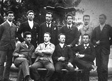 Albert (sitzend, links) im Kreis seiner Abschlussklasse am Gymnasium in Aarau.
