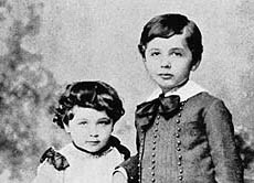 Albert mit seiner jüngeren Schwester Maja, seiner Vertrauten