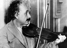 Bei einer seiner Lieblingsbeschäftigungen, dem Violine spielen