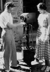 Der Erfinder Philo Taylor Farnsworth und Mable Bernstein inspizieren im Jahr 1934 eine der ersten tragbaren Fernsehkameras.
