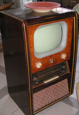 Nostalgischer Hifi-Turm aus den 50er Jahren: Es verging einige Zeit, bis die Fernsehbilder scharf und gut zu erkennen waren.