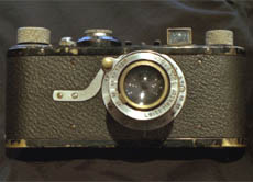 Ab Anfang des 20. Jahrhunderts war es möglich, Kleinbildkameras herzustellen. 1925 wurde die erste Leica-Kamera der Öffentlichkeit vorgestellt.