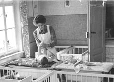 Während in Westdeutschland in den 1950er Jahren berufstätige Frauen die Seltenheit waren, war dies in der DDR alltäglich. Die Kinder wurden dort tagsüber meist staatlich betreut. Bild: Kinderkrippe in Ingersleben/ Thüringen 1958