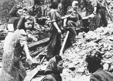 Nicht nur die "Trümmerfrauen" leisteten nach dem Zweiten Weltkrieg Schwerstarbeit. Bild: Trümmerfrauen in Koblenz