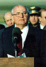 Gorbatschow kennzeichnete die "Perestroika-Politik": Er förderte die Abrüstung der Atomwaffen des Kalten Krieges, vieles wurde freiheitlicher.