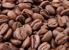 Die Samen der Kaffeepflanze werden von Frucht und Schale getrennt, gesäubert, getrocknet und schließlich geröstet - übrig bleiben die Kaffeebohnen.