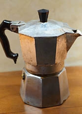 Der Espresso, eine italienische Erfindung: kochendes Wasser wird hier bei sehr hohem Druck durch das fein gemahlene Kaffeepulver gepresst. Italien zählt zu den Ländern, in denen besonders viel Kaffee getrunken wird.
