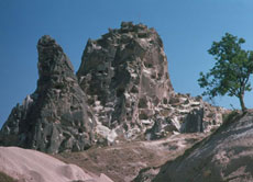 In den Tuff-Felsen bei Göreme haben die Menschen vor langer Zeit zahlreiche Höhlenwohnungen und -kirchen angelegt.