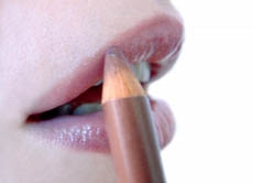 Dass sich Frauen die Lippen anmalen, ist heutzutage völlig alltäglich, zumindest in unserem Kulturkreis. Bei Männern hingegen sieht man das selten. Im Altertum war es durchaus normal, dass sich Männer und Frauen gleichermaßen die Lippen färbten.