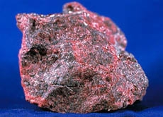 Das Mineral "Zinnober": im alten Ägypten Zutat für eine Paste zum Färben der Lippen. Heutzutage schätzt man diese Zutat als hochgiftig ein.
