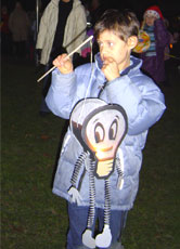 Am Martinstag gibt es abends meistens einen schönen Umzug, bei dem die Kinder mit ihren Laternen durch die Straßen ziehen und Martinslieder singen.