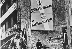 Der Marshall-Pan war ein Wiederaufbau-Projekt für das vom Krieg zerstörte Europa. Die Sowjet- union sah darin aber eine Bedrohung ihrer Vormachtstellung und verbot den von ihr besetzten Ostländern die Beteiligung.
