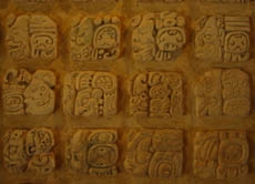 "Glyphen" und Schriftzeichen der Maya: lange wussten die Forscher nicht, ob es sich nur um Symbole oder um eine wirkliche Schrift handelt.