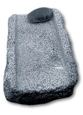 "Metate" hieß dieses wichtige Werkzeug der Azteken: auf dem steinernen Untergrund und durch den walzenförmigen "Pistill" (ebenfalls aus Stein) konnten die gerösteten Kakaobohnen zerrieben werden.