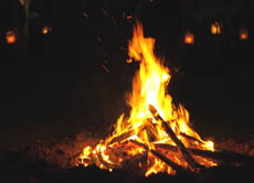 Es ist Brauch, zum Martinsumzug auch ein großes Feuer zu entzünden.