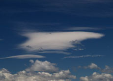 Diese Eiswolke bezeichnen die Wolkenforscher wegen ihrer flachen Form als