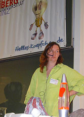 Susanne Horn begeisterte die jungen Studenten mit spektakulären Experimenten.