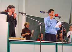 Professor Striegel und seine Studenten reißen mit fremdartiger Musik den ganzen Höhrsaal mit.