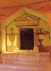 Wie bei diesem Tempel gut zu sehen, wurde im Orient vor 3.000 Jahren vor allem mit Rot- Braun- und Gelbtönen gemalt.