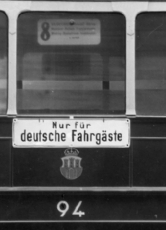 Ein Höhepunkt des Rassismus war die Zeit des Nationalsozialismus zwischen 1933 und 1945. Bild: "Nur für Deutsche" steht im Jahr 1941 an der Tram Nr. 8 in der polnischen Stadt Krakau.
