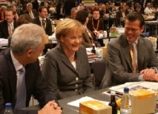 Bundeskanzlerin Angela Merkel mit Peter Ramsauer, Bundesverkehrsminister (links) und Karl-Theodor zu Guttenberg, der bis 2011 Bundesverteidigungsminister war.