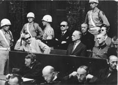 Die Angeklagten von links: Hermann Göring, Karl Dönitz, Joachim von Ribbentrop, Erich Raeder, Wilhelm Keitel, dahinter Baldur von Schirach und Ernst Kaltenbrunner
