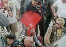 Punks sind mit ihren Ansichten und Vorstellungen sowie den auffälligen Kleidern und Frisuren nicht unbedingt konform mit der Gesellschaft, innerhalb ihrer Gruppe aber schon.