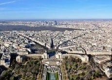 Frankreich wird oft als Beispiel für einen zentralistisch geprägten Staat genannt: Das politische Zentrum liegt in der Hauptstadt und selbst die Straßen im Land sind sternförmig Richtung Paris ausgerichtet. Seit einiger Zeit versucht man aber, mehr Macht auf die Gemeinden zu verteilen.
